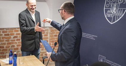 Kulcsátadó a havi megyei testületi ülésen